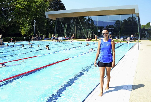 Heier Arbeitsplatz: Anne Palladino am Beckenrand des Freizeitbades Stegermatt  | Foto: Harald Rudolf