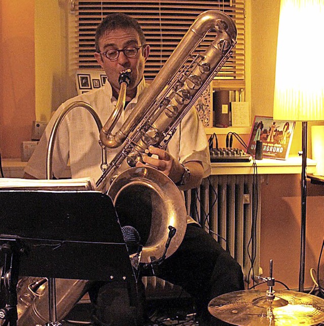 Uwe Ladwig spielt bei einem Auftritt das Bass-Saxofon.   | Foto: Privat
