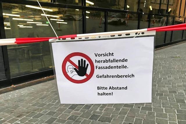 Uni sperrt Freiburger UB wegen herabfallender Fassadenteile ab
