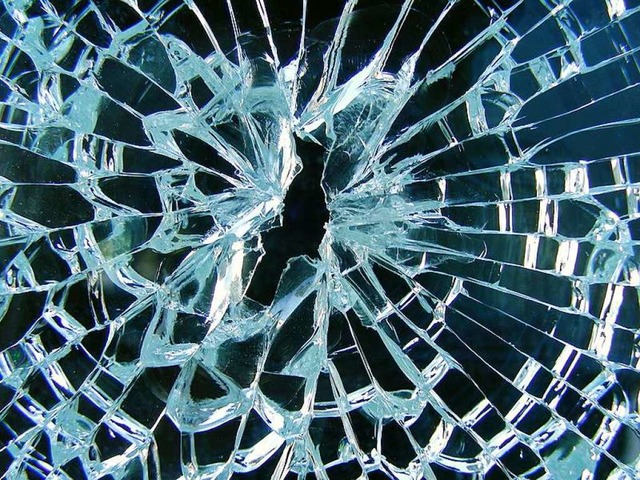 Wenn eine Fensterscheibe kaputt geht, ... Fall fr die Haftpflichtversicherung.  | Foto: fotolia.com/Hansjuerg Hutzli