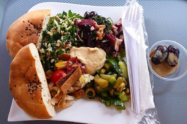 Der zusammengestellte Teller: Eine Kom...ummus und H&amp;S Salad fr 5,50 Euro.  | Foto: Jack Antty