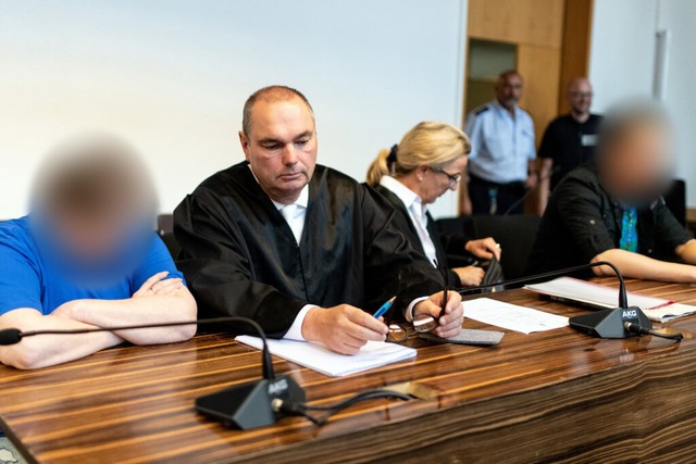 Berrin T. und Christian L. mit ihren Verteidigern vor der Urteilsverkndung.  | Foto: dpa