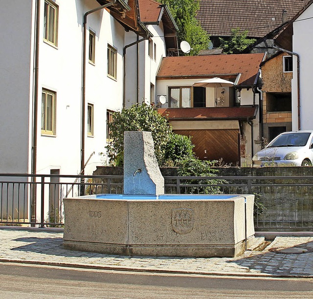 Der Dorfbrunnen  Eberfingen wurde instand gesetzt, weil er leck geschlagen war.  | Foto: Lucia van Kreuningen