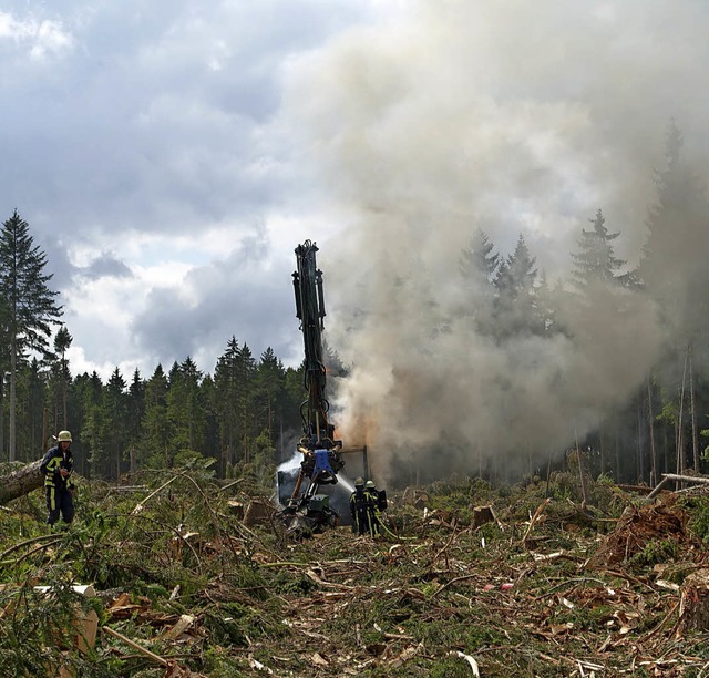 Am Kesselberg war 2015 ein Vollernter ...und von der Feuerwehr gelscht worden.  | Foto: Olaf Thor