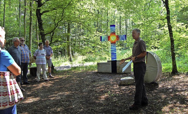 Einmal monatlich fhrt Frster Gunter ...  (rechts) durch den Bestattungswald.   | Foto: Hagen Spth