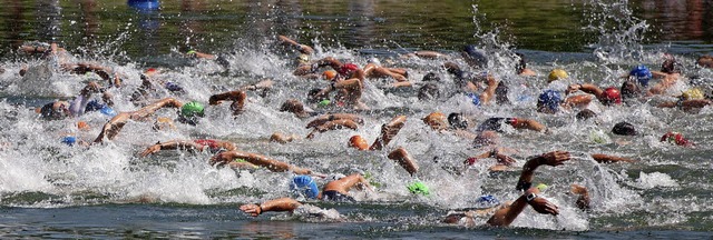 Wenn der Startschuss zum Triathlon fl...ht das Wasser im Riegeler Mller-See.   | Foto: Martin Wendel
