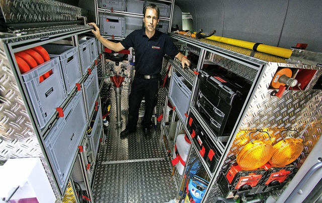 Feuerwehrmann Alwin Schlegel zeigt das Innere des neuen Kleineinsatzfahrzeuges.  | Foto: Patrik Mller