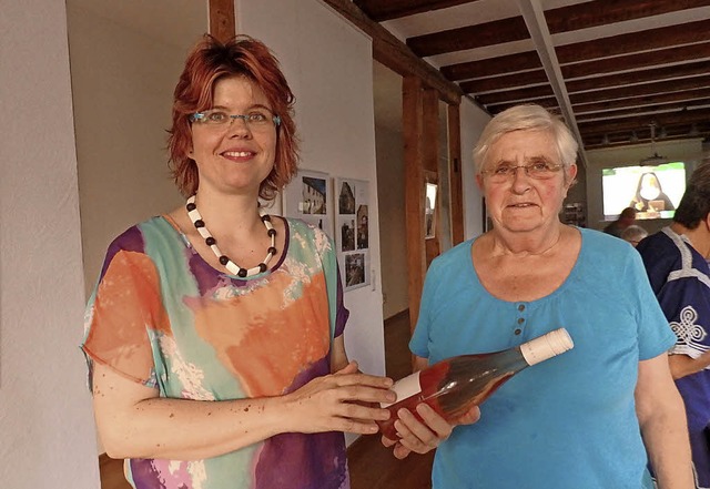 Fr ihren Vortrag &#8222;Die Hausapoth...s Dankes eine Flasche Wein berreicht.  | Foto: Flier