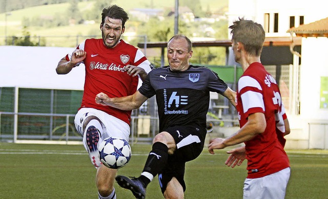 Vorbereitungsspiel der SF Winden (rot-...iel Ruf (Spielertrainer FC Buchholz).   | Foto: Daniel Fleig