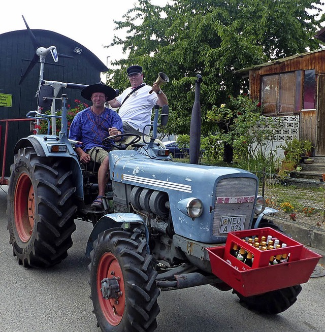 Der Dorfbott begleitete den Kabarettisten, der mit dem Traktor kam.   | Foto: Bachmann-Goronzy