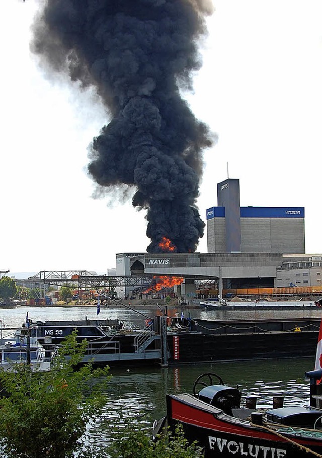Rauchsule ber dem brennenden Holzlager im Hafen   | Foto: H. Frey