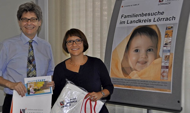 Udo Wegen und Mirjam Lavanchy mit Infomaterial und Prsenten   | Foto: Daniel Gramespacher