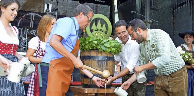Oberbrgermeister Klaus Eberhardt (l.)...ister Horst Pichler  beim Fassanstich   | Foto: Stadt Rheinfelden