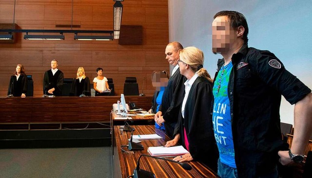 Christian L. (rechts) und Berrin T. (v...tagnachmittag im Landgericht Freiburg.  | Foto: AFP