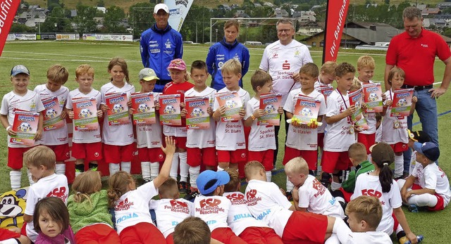 Gespannt warten die Kinder auf die Sie... Gerhard Behringer und Klaus Kistler.   | Foto: Franz Kaiser