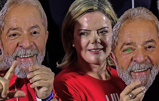 Parteichefin Gleisi Hoffmann mit  Lula-Maske.   | Foto: AFP