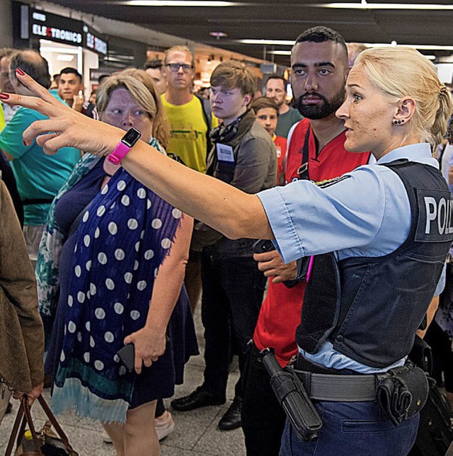 Die Polizei instruierte die gestrandeten Passagiere.   | Foto: dpa