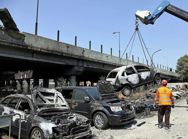 Viele Autos sind komplett verbrannt.   | Foto: AFP