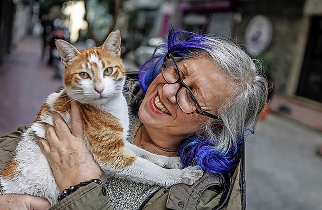 Katzenschtzerin Hillary Sable mit einem ihrer Schtzlinge   | Foto: Akyol