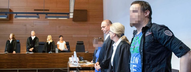 Die Angeklagten Christian L. (rechts) ...lsverkndung  im Landgericht Freiburg   | Foto: AFP