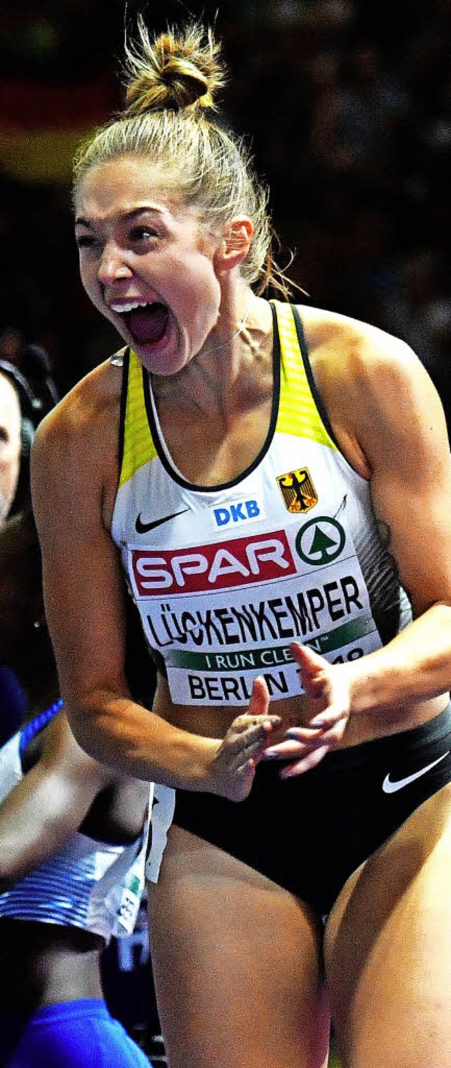 Gina Lckenkemper freut sich rieig ber  Silber.      | Foto: dpa (2), AFP (2)