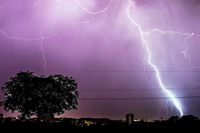 ber Bad Sckingen blitzte und donnerte es heftig (Symbolbild).  | Foto: dpa