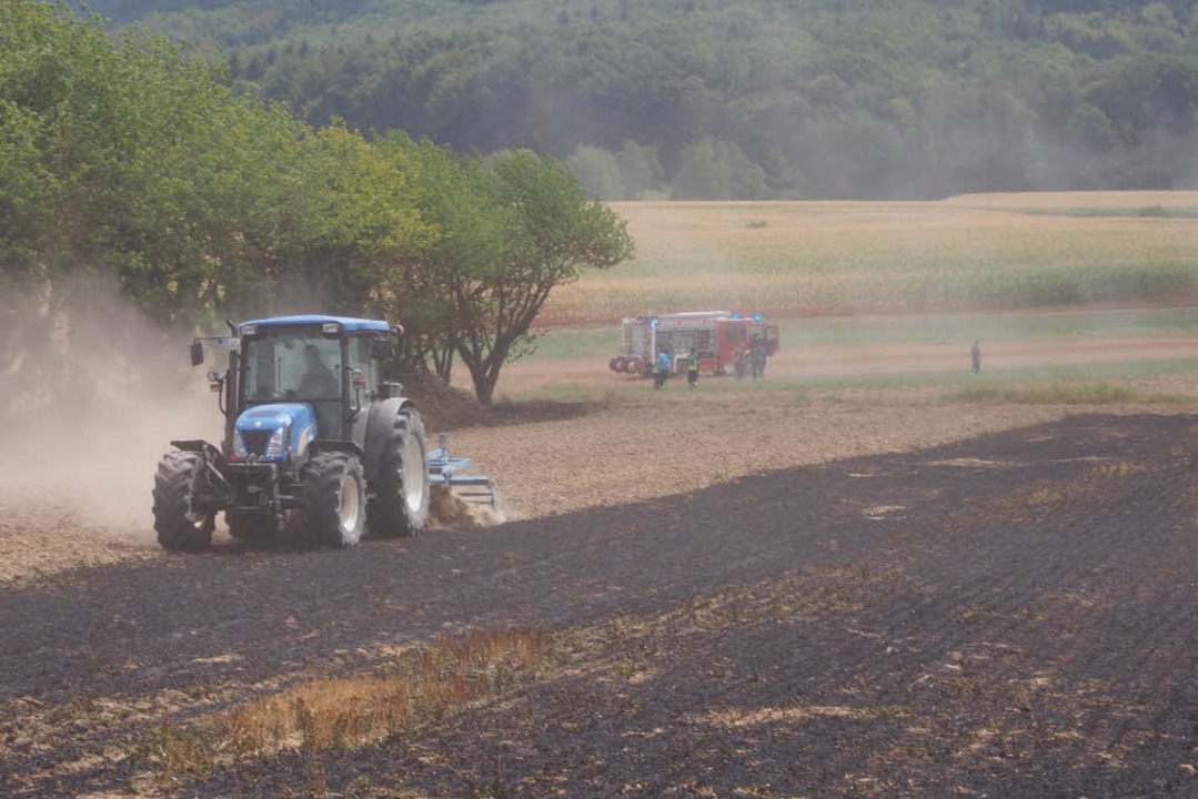 Landwirte machten sich sofort daran, die  verbrannte Erde unterzupflügen.  | Foto: Feuerwehr 