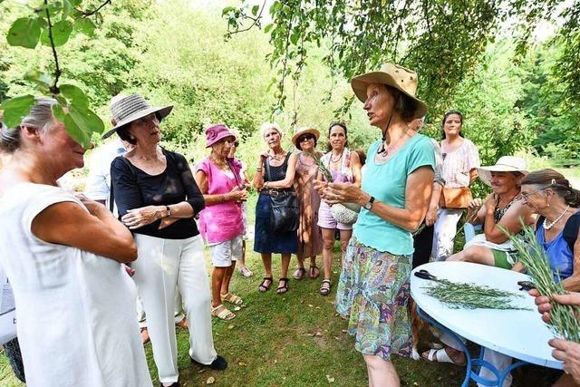 BZ-Leser erkunden den Heilpflanzengarten Achillea in St.Georgen
