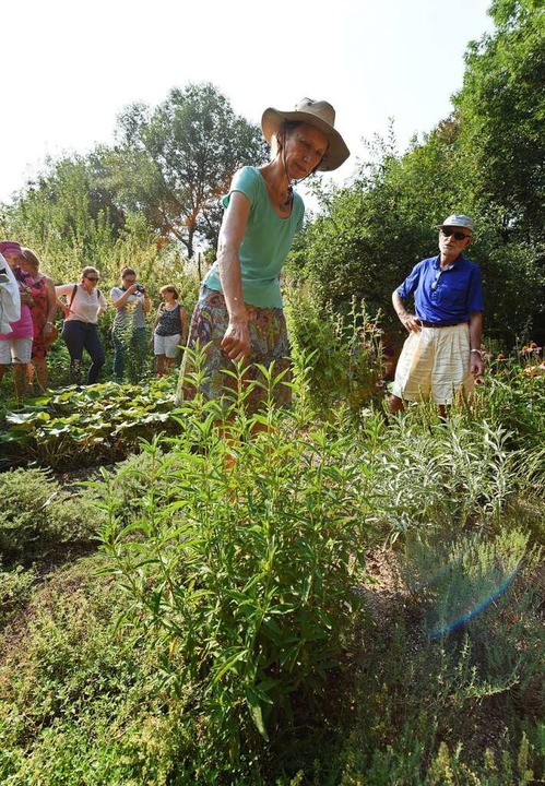 Leserinnen und Leser der Badischen Zei...zen im Achillea-Garten in St. Georgen.  | Foto: Rita Eggstein