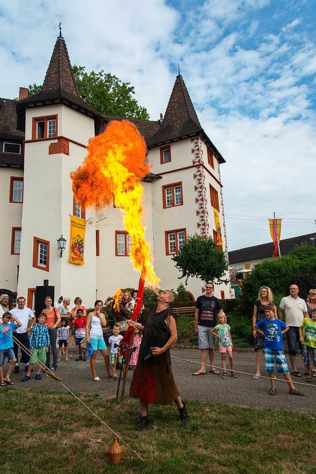 Feuerspucker vor dem Schloss gehren s...en der Schmieheimer Schlossfestspiele.  | Foto: Olaf Michel