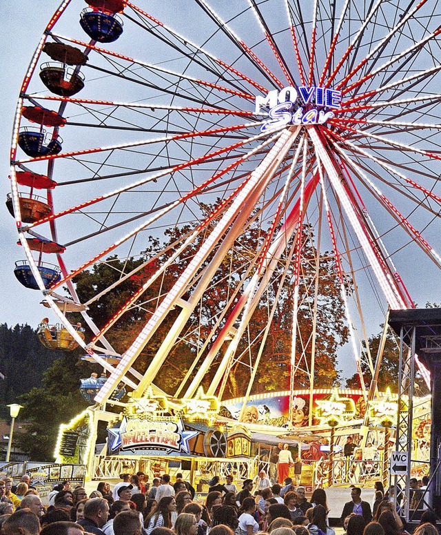 Stimmung erzeigten DJ Base-T und das hell beleuchtete Riesenrad  | Foto: Philippe Thines