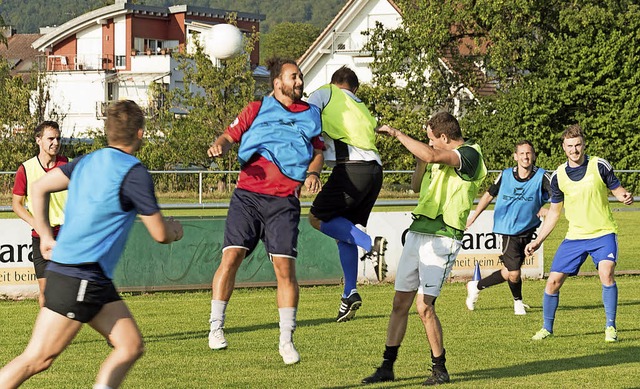 Konzentriert und hart wird beim FC Buchholz im Training gearbeitet.   | Foto: Helmut Rothermel