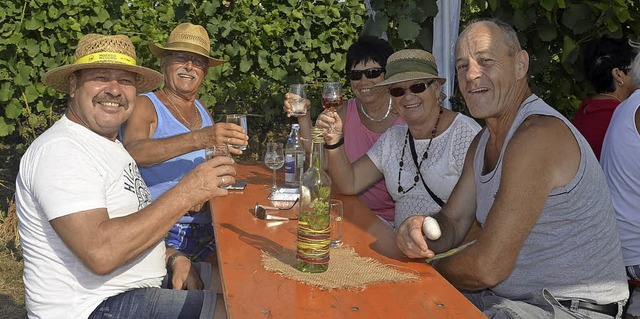 Trotzen der Hitze: Weinwanderer, die i...arnitur in den Reben aufgebaut haben.   | Foto: Barbara Rderer