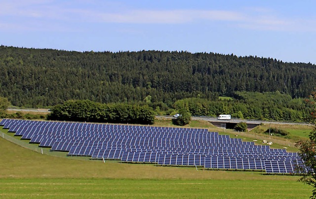 Die Sonne lacht ber dem Solarpark Una...000 Module sauberen Strom produzieren.  | Foto: Christa Maier