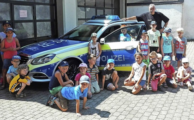 Kinder beim Polizeirevier in Waldkirch, mit Florian cker.   | Foto: ZVG