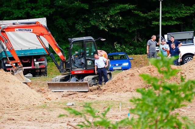 Was liegt denn da? Felix Neulinger, Le... Polizeireviers, begutachtet den Fund.  | Foto: Mark Alexander