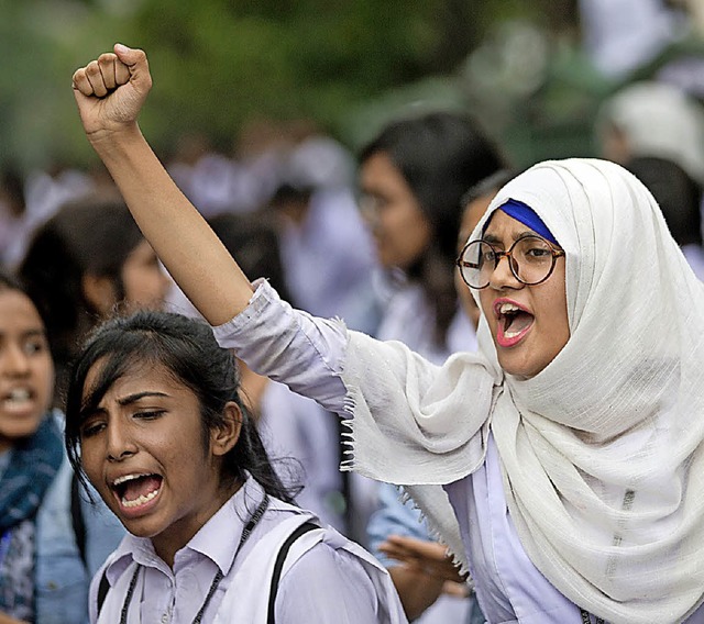 Studenten lassen ihrer Wut freien Lauf.   | Foto: dpa