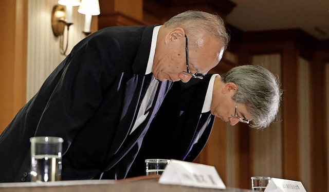 Unirektor Tetsuo Yukioka (links) und s... Keisuke Miyazawa entschuldigen sich.   | Foto: AFP