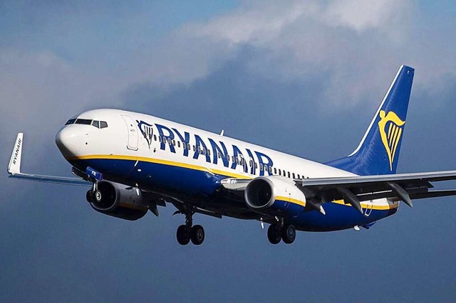 Ein Flugzeug der Billigfluglinie Ryanair in der Luft  | Foto: dpa