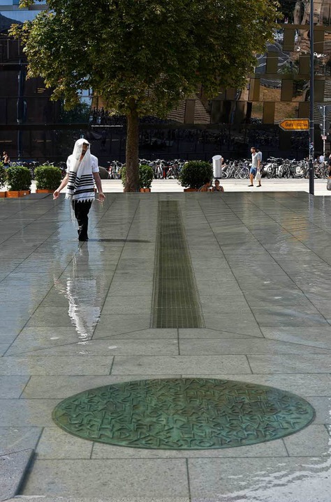 Im Brunnen: Der Gedenkstein, der bis z...uf dem Platz auf die Synagoge hinwies.  | Foto: Thomas Kunz