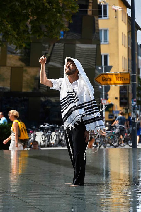 &#8222;Das hier ist Geschichte&#8220;, sagt Hyman ber den Brunnen.  | Foto: Thomas Kunz
