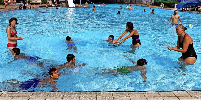 Sonja und Sophia Saad sowie Cornelia Pauschert mit den Kindern beim Schwimmkurs  | Foto: Helmut Hassler