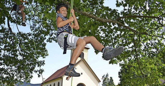 <BZ-FotoAnlauf>Kletteraktion in Wieden...e Kindern viel Freude am Kletterseil.   | Foto: paul berger,Fritz Krutz (AV)