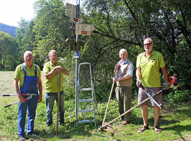 Die Wegewarte  Siegfried Bleicher, Wal...d Peter Lange (von links) im Gelnde.   | Foto: Regina Lorenz