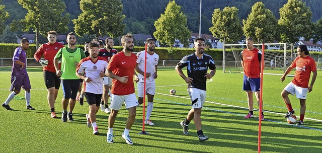 Aufwrmbung beim Training des AC Mila... und Pierre Kundikowski (von rechts).   | Foto: Nikolaus Bayer
