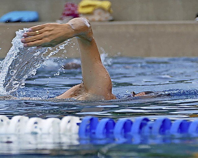 Ungestrt schwimmen oder ins Wasser sp...Das ist die Diskussion im Schwimmbad.   | Foto: Gerigk