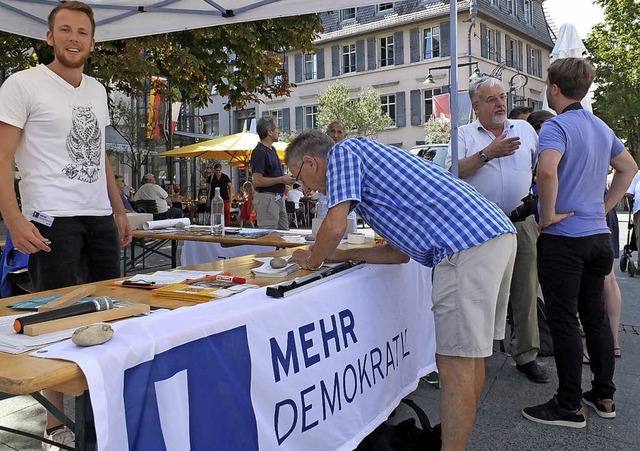 Aktivisten von &#8222;Mehr Demokratie&...e des Landes auch in Lrrach Station.   | Foto: Martina David-Wenk