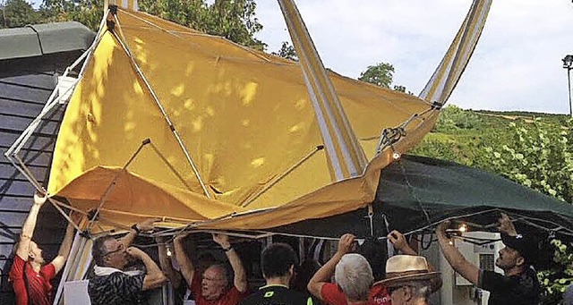 Eine Windbe riss das Zelt in luftige ...m &#8222;Grmpeln&#8220; in Heimbach.   | Foto: Regina Keller