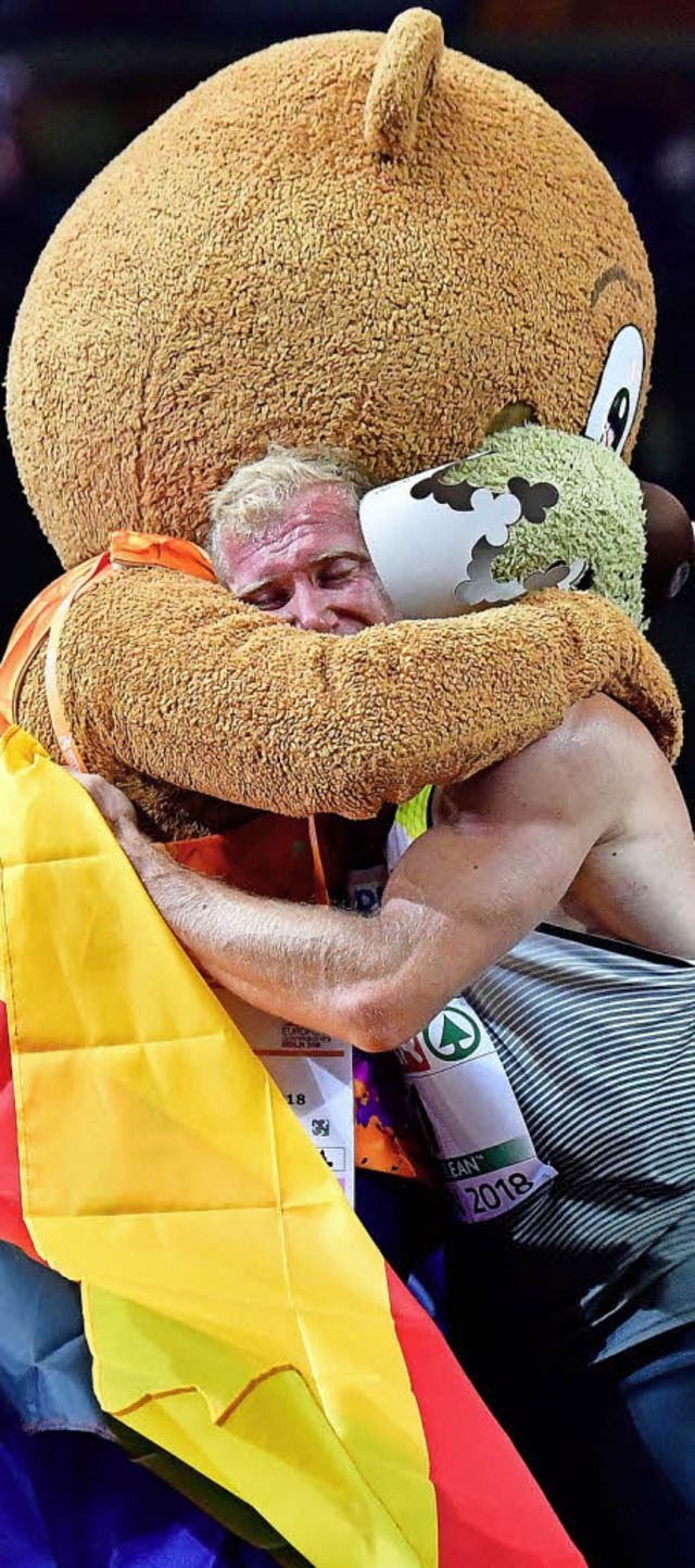 Arthur  Abele  freut sich in den Armen...chen Berlino ber die Goldmedaille.     | Foto: AFP
