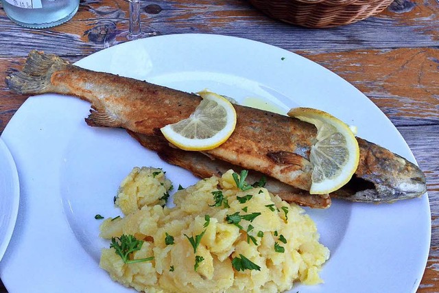 Forelle mit Kartoffelsalat ist eine der Spezialitten im Kreiterhof bei Kandern.  | Foto:  gef